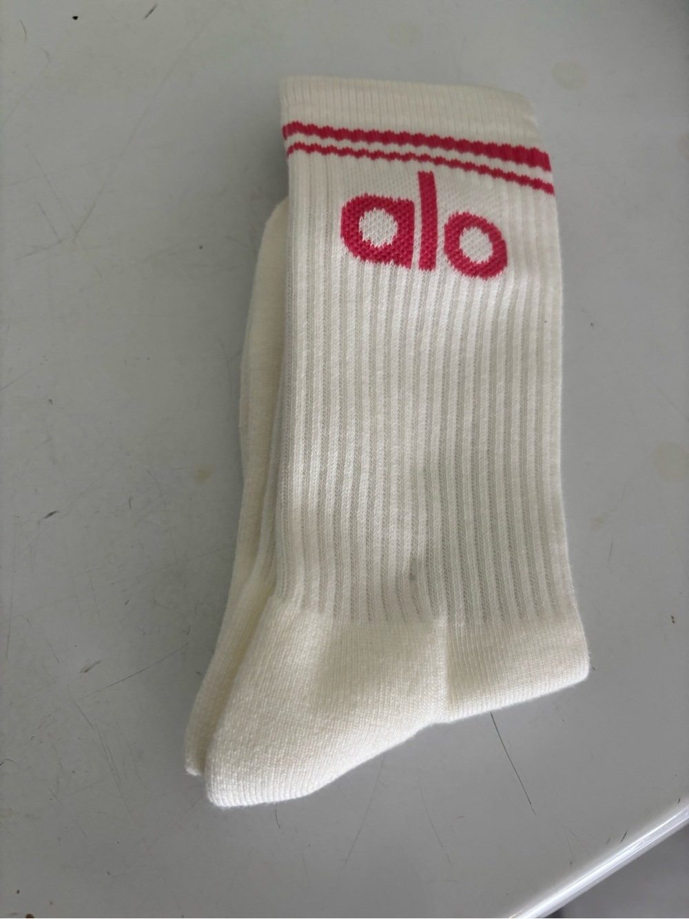 ALO Yoga women Crew Socks in White with Pink Logo - Picture 1 of 2